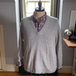 Classic Vince Wool / Cashmere V neck sweater.